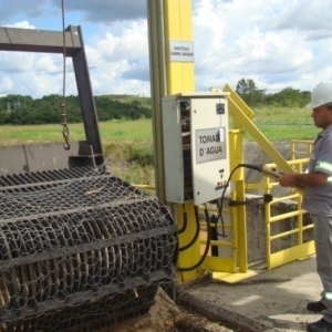 Limpeza da grade de tomada d’água